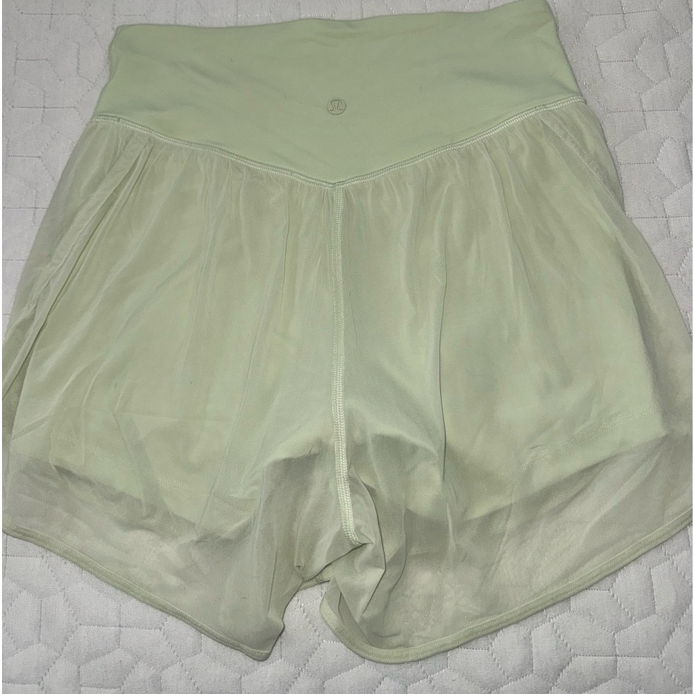Lululemon Nulu & Mesh Yoga short in kohlrabi green - size 6